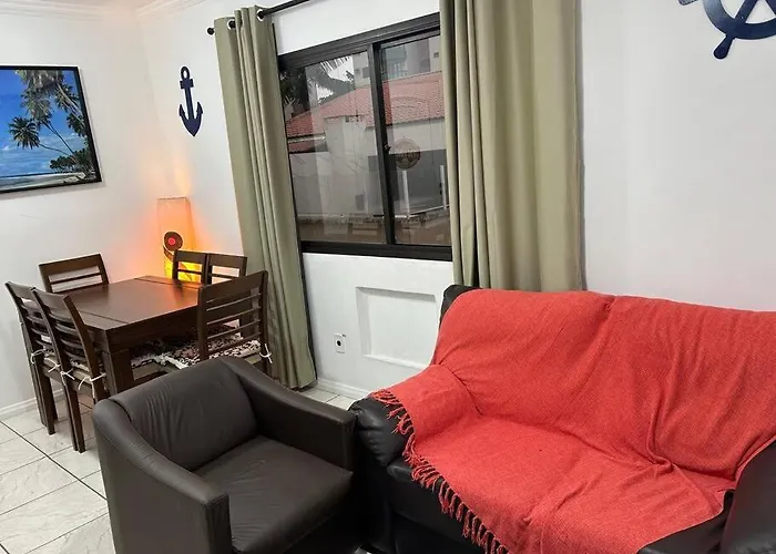 Apto confortável, Praia das Astúrias 5 min a pé, garagem, 2 quarto ar, suíte, wi-fi Guarujá